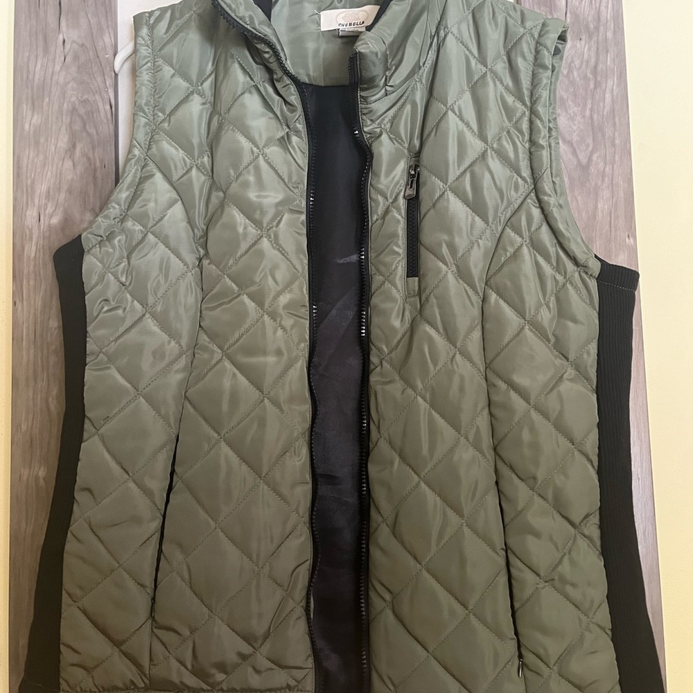 Chebella ladies vest. Puffer vest brand new no tags.size medium.Green
